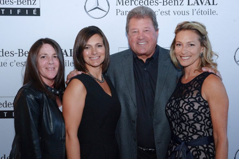 Un dévoilement réussi pour Mercedes-Benz Laval! Notre conseillère en solutions média, Ann Boissonneault; Louise Leblanc, copropriétaire; Pierre Bouchard, ex-hockeyeur; et Carole Leblanc, copropriétaire.