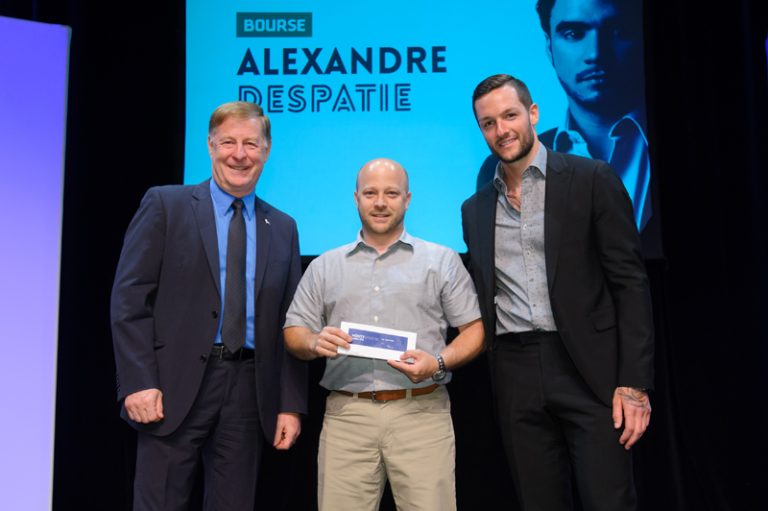 Le maire Marc Demers et l’invité d’honneur du 55e Mérite sportif lavallois, Jonathan Bernier, ont donné plusieurs prix aux jeunes athlètes, dont la bourse Alexandre Despatie d’un montant de 2500 $ au gymnaste Félix Dolci, remis à son père Marc.