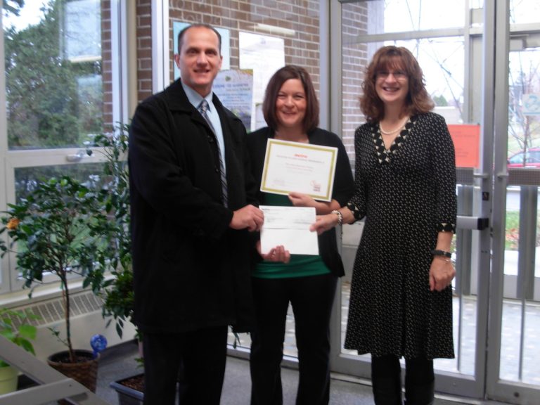 Allessandro Gentile, propriétaire Metro Plus Ste-Rose; Karen Stoddart, professeure responsable du projet et Mary Lazaris, directrice de l’école Twin Oaks. 