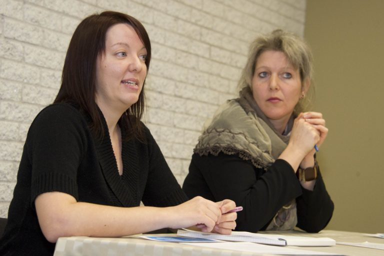 Les jeunes dans la mire de M’Îles Lieux en forme Isabelle Perreault, coordonnatrice de M’Îles Lieux en forme pose en compagnie d’Arielle Drissen, représentante du regroupement et directrice du développement et de l’antenne lavalloise à l’organisme DesÉquilibres. (Photo: Alarie Photos)