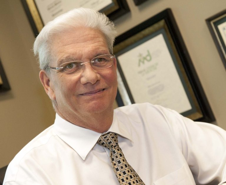 Une maladie difficile à diagnostiquer Le Dr Mark Hazeltine est porte-parole du Mois de l’arthrite. (Photo: Alarie Photo)