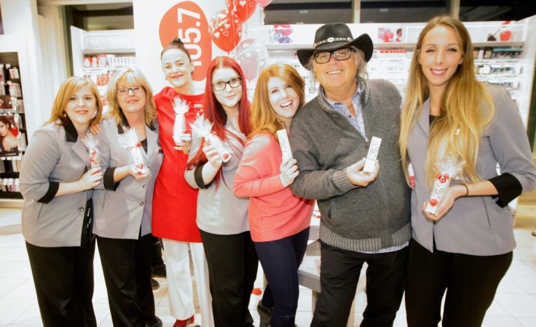 Marie-Andrée Hamel, Mario Lirette et des employées du Jean Coutu de Fabreville ont moussé la vente de l'embellisseur de lèvres. Au fil des ans, les profits ont notamment été injectés dans le financement de nombreux projets tels la salle hybride d'interventions cardiaques et l'acquisition d'un système de cartographie 3D.