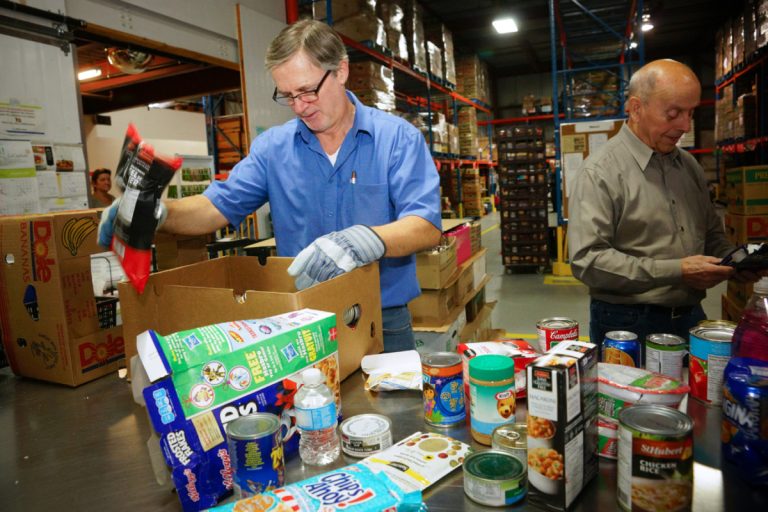 Les bénévoles du Centre de bénévolat et moisson Laval s'activent alors que l'organisme est en plein coeur de sa 31e campagne de paniers de Noël.