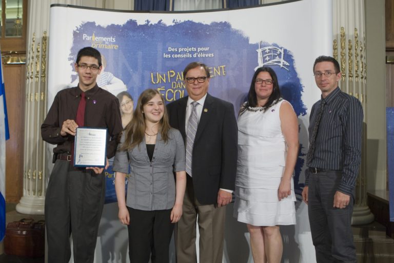 Mont-de-La Salle: le conseil étudiant poursuit sa croisade Première ministre du Parlement du Mont, instance démocratique étudiante de l’école Mont-de-La Salle, Naomie Fournier a reçu des mains du vice-président de l’Assemblée nationale, Claude Cousineau, une plaque honorifique pour l'implication de son conseil étudiant. Également sur la photo Dominique Mac Conaill, animateur de vie spirituelle et communautaire au Mont-de-La Salle.