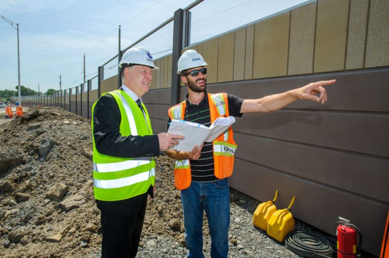 Mur anti-bruit: les travaux vont bon train Le maire Marc Demers en présence du surveillant de chantier de la firme Cima+, Patrick Peiffer.