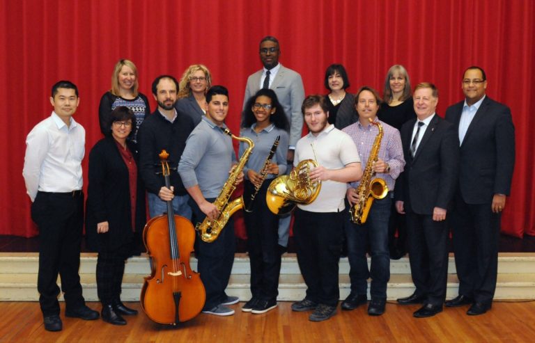 On aperçoit sur la photo, Bonnet Huor, de la Fondation Droit au Talent, Louise Lortie, présidente de la CSDL, Olivier Pérot, de la Maison du Violon, Michael, Mélissa et Keven, élèves de l’école Mont-de-La Salle, Pascal Twigg, de Twigg Musique, Marc Demers, maire, Saul Polo, député de Laval-des-Rapides, Kathleen Martin, directrice de l’école Marcel-Vaillancourt, Louise Perreault, directrice de l’école des Cèdres, Yves-Michel Volcy, directeur général adjoint de la CSDL, Line Guilbault, directrice adjointe à l’école Poly-Jeunesse, et Sophie L’Italien, directrice de l’école Mont-de-La Salle.
