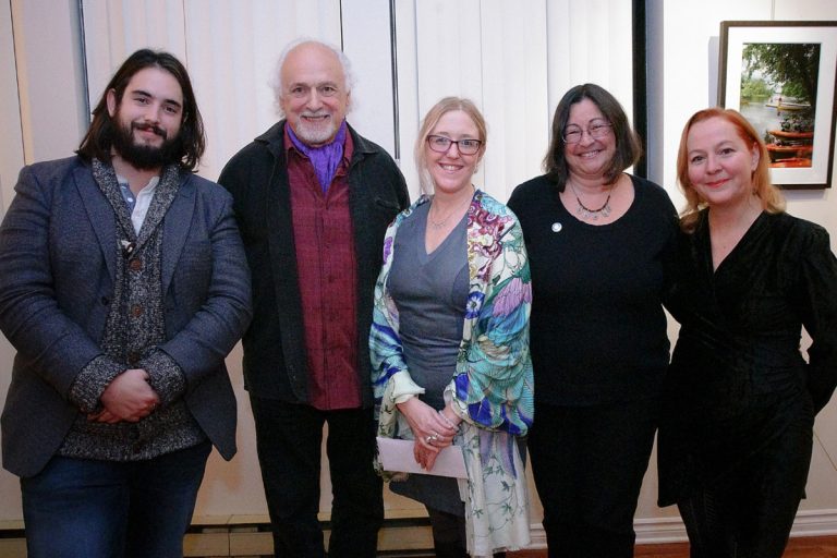 Nancy R. Lange conclut l’aventure Écrire les lieux En plus d'exposer un livre virtuel relatant l'aventure, Nancy R. Lange s'est entourée de participants à son projet d'écriture citoyenne lors de la fête de clôture.(Photo gracieuseté)