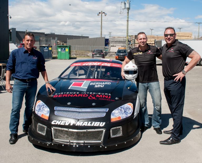 Une première saison en Sportsman pour Éric Gagnon Accompagné par Nick Bernard (à gauche) et Hugo Bernard (extrême droite), Éric Gagnon montre les nouvelles couleurs de son bolide.