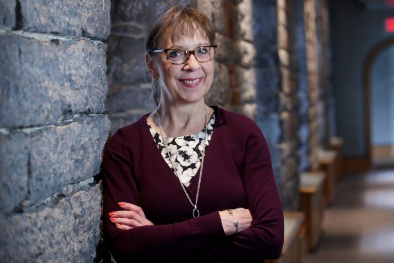 Le souvenir de l'attente d'un nouveau cœur et de la greffe fait encore ressortir des émotions chez Nicole Fortin. (Photo TC Media - Mario Beauregard)