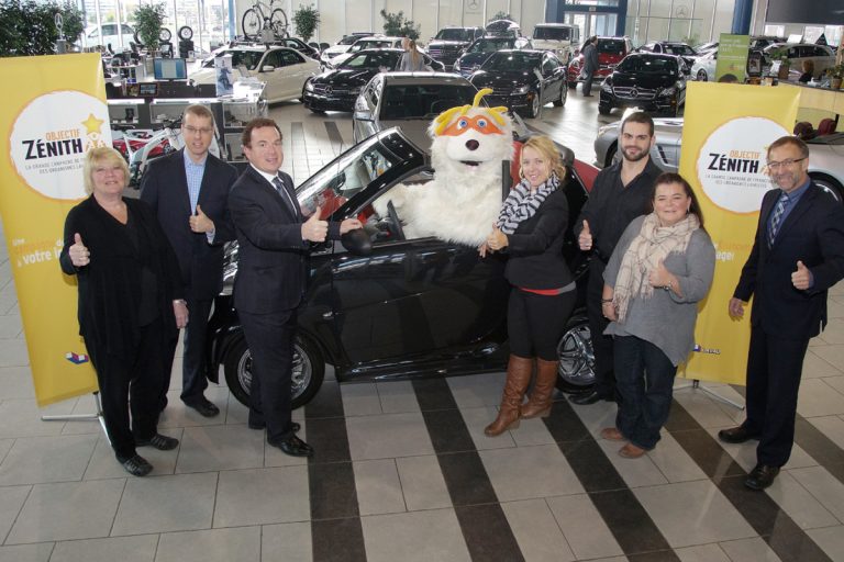 Objectif Zénith: c’est reparti! Judy Jeannin, des restaurants McDonald, Sylvain Cyr, de Cineplex Divertissement, Georges Théberge, de Mercedes-Benz Laval, la mascotte OZ, Patricia Ann Beaulieu, directrice générale au Courrier Laval, Josée Lepage, du Club de gymnastique Laval Excellence, et Mario Cantin, de la Banque Nationale, étaient présents au lancement de la campagne 2013-2014 d'Objectif Zénith.