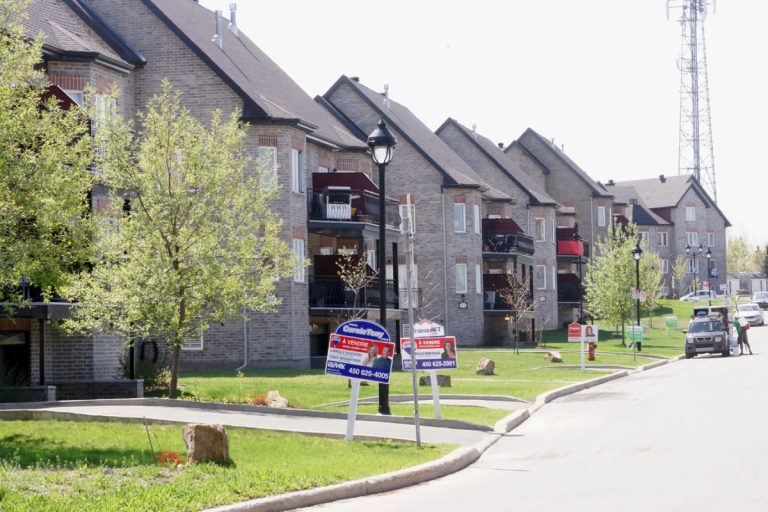 Douze bâtiments de condos construits il y a 10 ans… toujours sans permis Les 12 immeubles à condos bordent de part et d'autre la Place Trenet, dans le quartier Auteuil.
