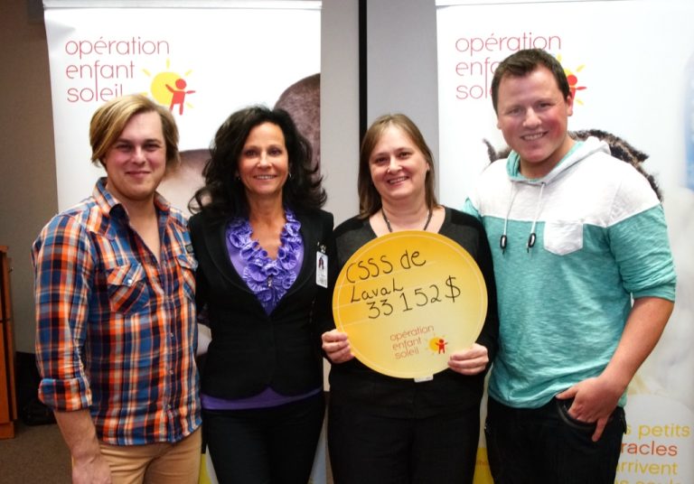 Plus d’équipement pour les enfants malades Sur la photo, on reconnaît dans l’ordre habituel, Alex Perron, porte-parole d’Opération Enfant Soleil, France Choquette, directrice de Famille-Enfance-Jeunesse du CSSS de Laval, Odette Ducharme, coordonnatrice des services spécialisés en obstétriques et en pédiatriques du CSSS de Laval, et Maxime Landry, porte-parole d’Opération Enfant Soleil.