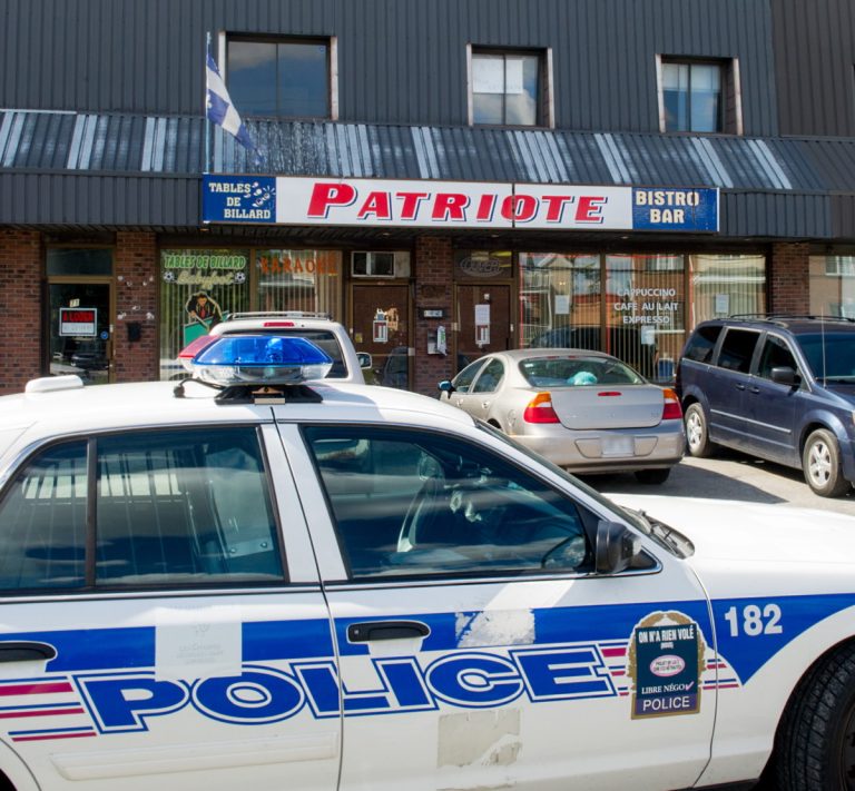 Trafic de drogue et pas de permis au Bistro Bar Patriote L'opération policière était le résultat d'informations venues du public. (Photo TC Media - Vincent Graton)