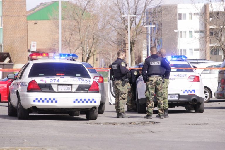 On ne connaît pas encore la nature exacte de l'opération en cours dans ce complexe d'habitations à loyer modique de Chomedey. (Photo TC Media - Mario Beauregard)