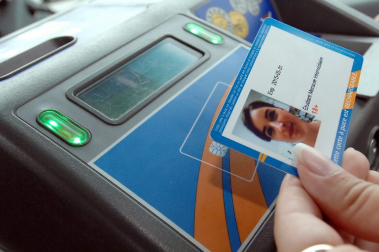 La Commission scolaire de Laval ne subventionnera plus la carte opus illimitée pour les élèves résidant dans des secteurs non desservis par les autobus scolaires. (Photo: Alarie Photo)