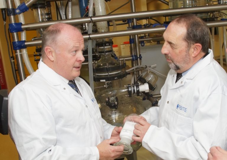 Orbite Alumnae inc. démarre son usine de Cap-Chat Glenn R. Kelly, vice-président exécutif et chef de l’exploitation chez Orbite Aluminae inc. et Denis Lebel ministre de l’Infrastructure, des Collectivités et des Affaires intergouvernementales et ministre de l’Agence de développement économique du Canada pour les régions du Québec. (Photo: Mario Beauregard)