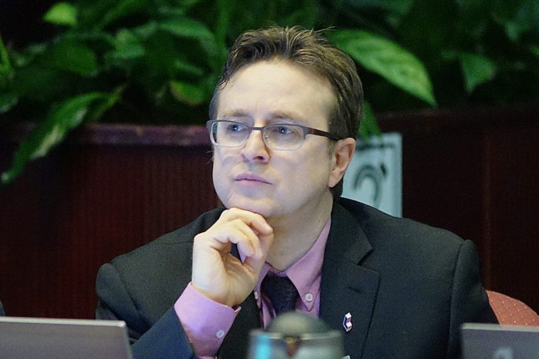 Paolo Galati siège désormais comme indépendant Élu sous la bannière d'Action Laval dans Saint-Vincent-de-Paul, Paolo Galati siégera désormais à titre de conseiller indépendant.