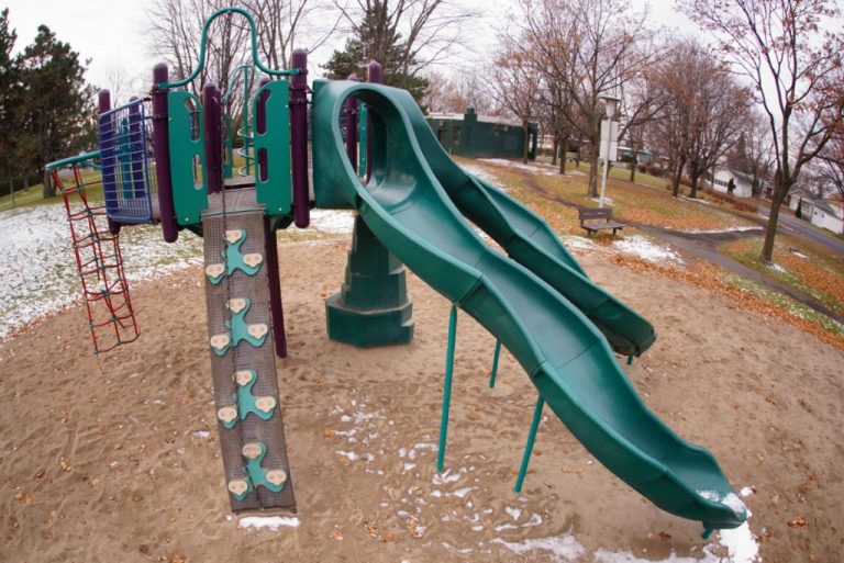 Voilà le dernier module de jeux offert au parc Ingrid depuis le retrait, l'an dernier, de deux autres types d'aménagement, dont les balançoires qui ne répondaient plus aux normes.