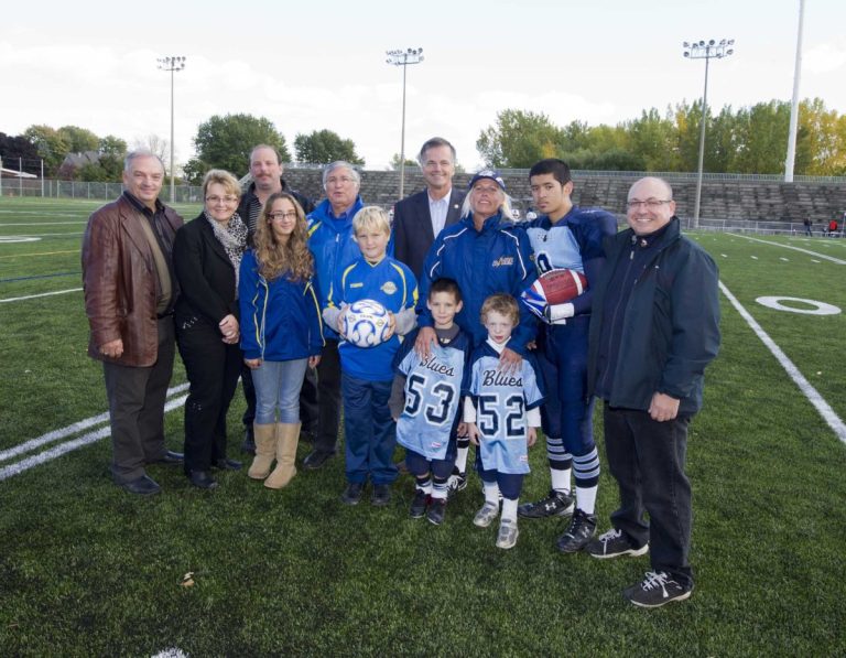Le terrain synthétique Berthiaume-du-Tremblay est prêt Guy Ouellette, député de Chomedey et Ginette Legault-Bernier, conseillère municipale du quartier L’Abord-à-Plouffe, ont procédé à l’inauguration du terrain, le 3 octobre. Ils sont entourés du président de l’association régionale de soccer de Laval (ARS), Pierre Marchand, du président de football Laval, Jean Roberge, de la présidente des Blues de Chomedey, Linda Bennett et du président du Club de soccer Chomedey, Elias Cabrera. (Photo Alarie Photo)