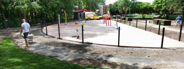 Nouveaux jeux d’eau au parc des Cocinelles L’installation des jeux d’eau sera finalisée après les vacances de la construction.