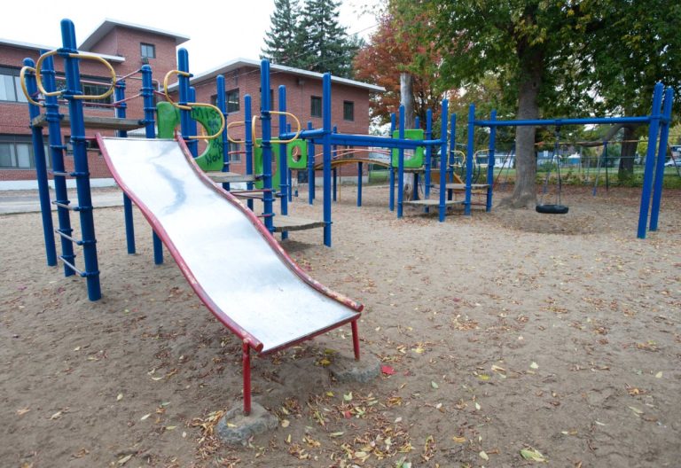 Parc-école Raymond: peu sécuritaire Le personnel scolaire et des parents d’élèves s’entendent pour dire que le parc-école n'est pas sécuritaire. (Photo: Alarie Photo)