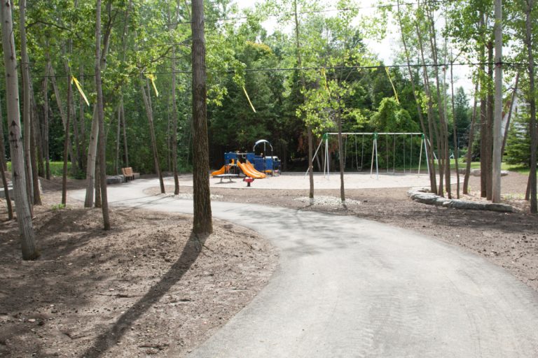 Deux nouveaux parcs à Fabreville Outre un module de jeux pour les 2 à 5 ans, le parc Lac-de-Mai comprendra un sentier dans le boisé et des balançoires.