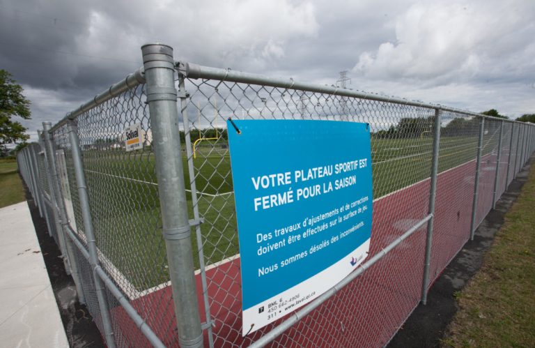 Le terrain n’est pas accessible actuellement parce qu’il y fait l’objet d’un litige entre la Ville et l’entrepreneur.