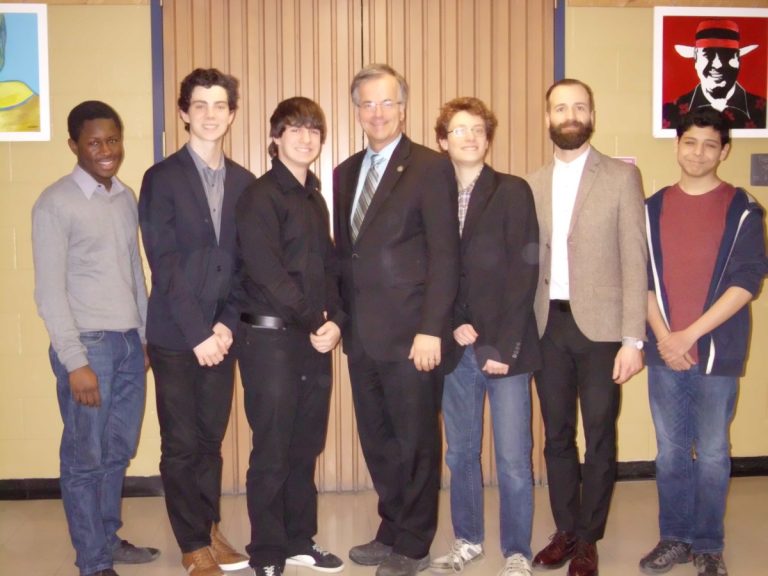 Des bancs d’école à l’Assemblée nationale Mohamed Bâ, président de la Commission Politique Jeune de Laval, Olivier Lajeunesse (élève), député de l’Acadie au Parlement des Jeunes, Jérôme Allard (élève), député de Brome-Missisquoi au Parlement des Jeunes, Guy Ouellette, député sortant de Chomedey, Emmanuel Roy-Allain (élève), député de La Pinière au Parlement des Jeunes, Jean-Sébastien Greffe, professeur de mathématiques à l’École Internationale et accompagnateur des élèves au Parlement des Jeunes et Nassim Messaoud-Nacer (élève), député d’Orford au Parlement des Jeunes et gagnant du prix remis au meilleur orateur.