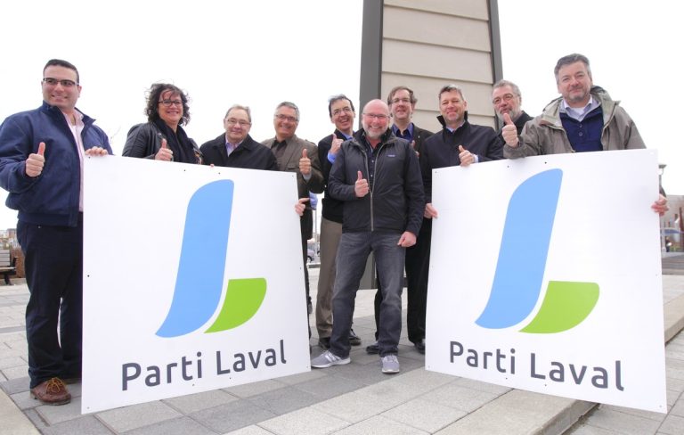 Le chef intérimaire, Michel Trottier, entouré de quelques représentants de districts électoraux lors du dévoilement du logo et des couleurs du Parti Laval, le 18 avril.