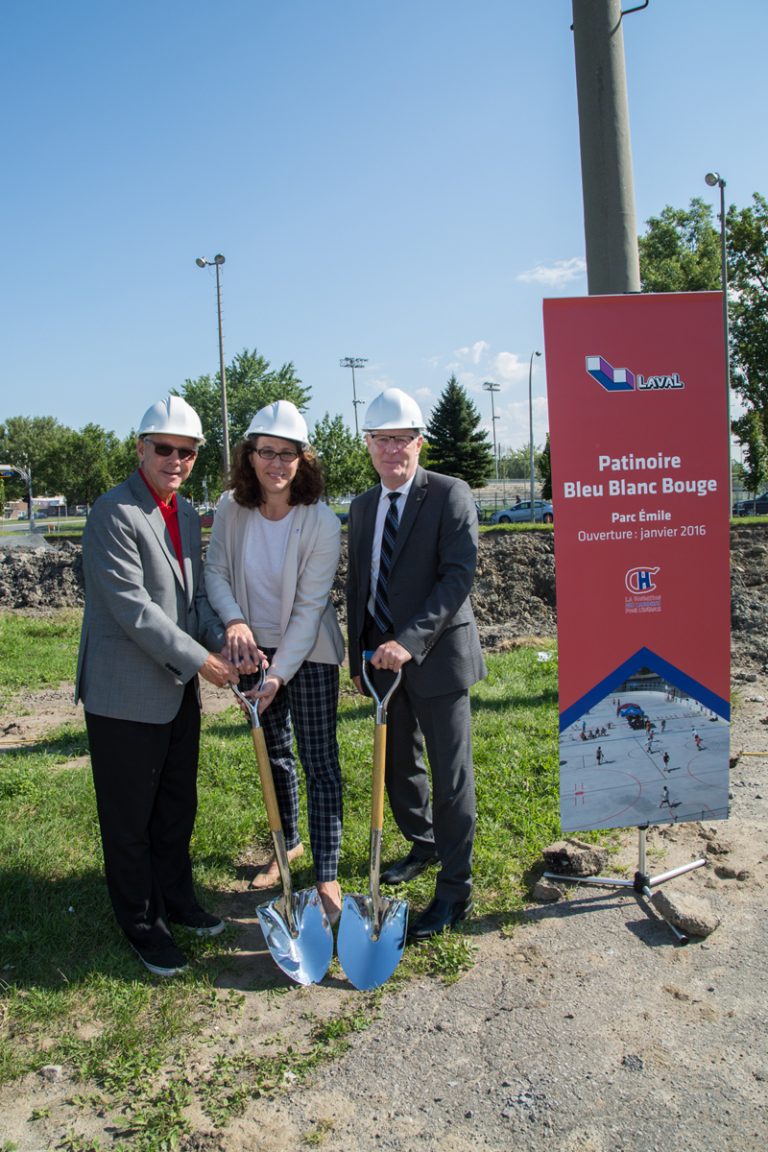 Début des travaux pour la patinoire des Canadiens à Laval Réjean Houle, ancien numéro 15 des Canadiens, Geneviève Paquette et Marc Demers ont procédé à la première pelletée de terre.