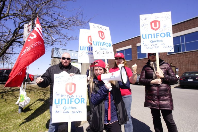 Derrière Jessica Léonard qui tient le porte-voix, on reconnaît la déléguée syndicale Julie Depelteau, à l'emploi depuis 18 ans du bureau d'immatriculation qu'administre la CCIL.