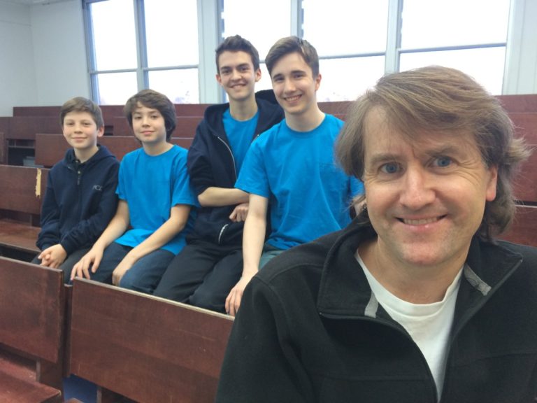 Les Petits Chanteurs de retour d’Italie Philippe Ostiguy, chef des Petits Chanteurs de Laval, devant quatre de ses choristes: Julien Novak-Bélanger, Mathis Boulay, Adrien Roche et Gabriel Forest. (Photo TC Media)