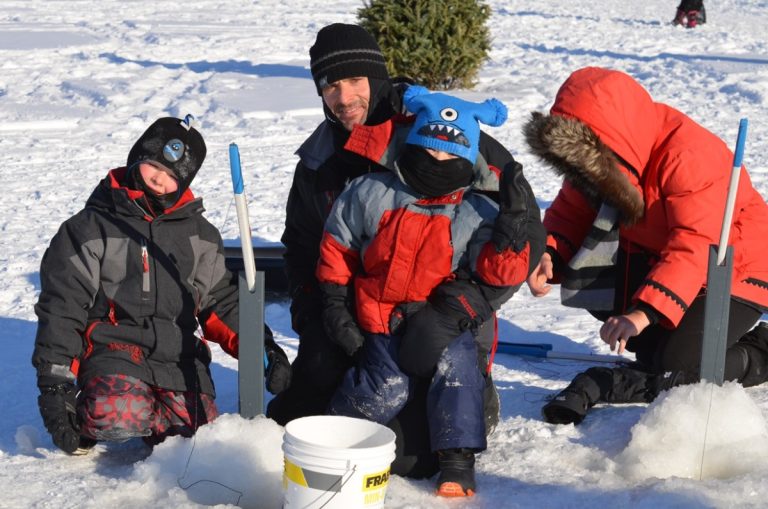 Malgré l'absence de cabanes sur la rivière, les jeunes amateurs de pêche blanche pourront s'adonner quand même à l'activité ce week-end, à Sainte-Rose.