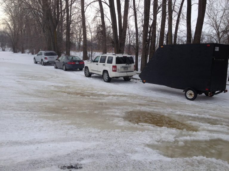Le chef Lussier rappelle aux amateurs de pêche blanche de laisser au moins 10 pieds entre les véhicules garés, afin d'éviter toute situation fâcheuse.