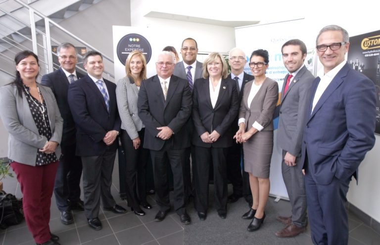 Laval tire profit de la stratégie performe Les dirigeants d'entreprises lavalloises nouvellement sélectionnées dans le cadre de la stratégie performe apparaissent en présence de quatre députés lavallois, dont la ministre régionale Francine Charbonneau et l'adjoint parlementaire à la ministre de l'Économie, de la Science et de l'Innovation, Dominique Anglade, Saul Polo.
