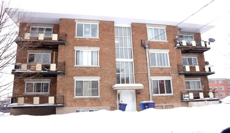 Arrêtés après des vols dans des écoles et SAQ Deux suspects résidant dans Pont-Viau ont été perquisitionnés et arrêtés le 25 février, en matinée. (Photo TC Media - Mario Beauregard)