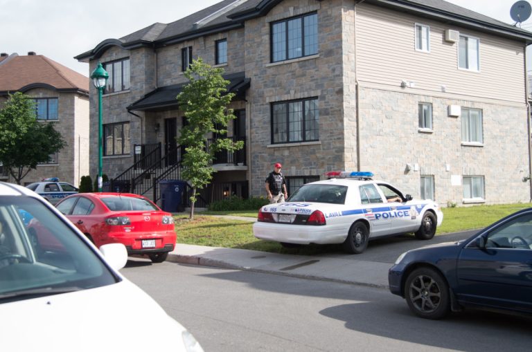 Frappe contre des trafiquants de drogue de synthèse En plus de la saisie au laboratoire clandestin de Val-Morin, l'opération se poursuit avec cinq perquisitions sur l'île Jésus, dont deux sur la rue Guy-Burelle, à Chomedey. (Photo TC Media – Vincent Graton)