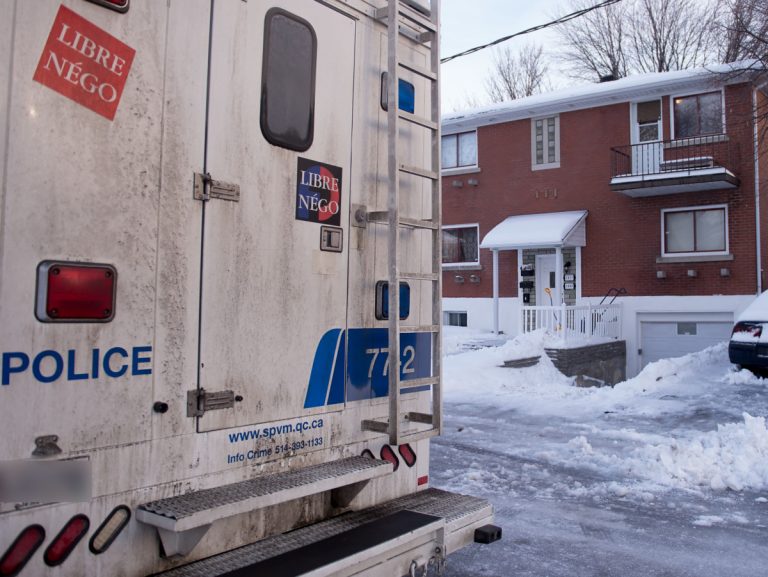 Les citoyens résidant dans ce secteur de Chomedey ont eu un réveil abrupt tôt en matinée avec cette opération policière. (Photo TC Media - Vincent Graton)