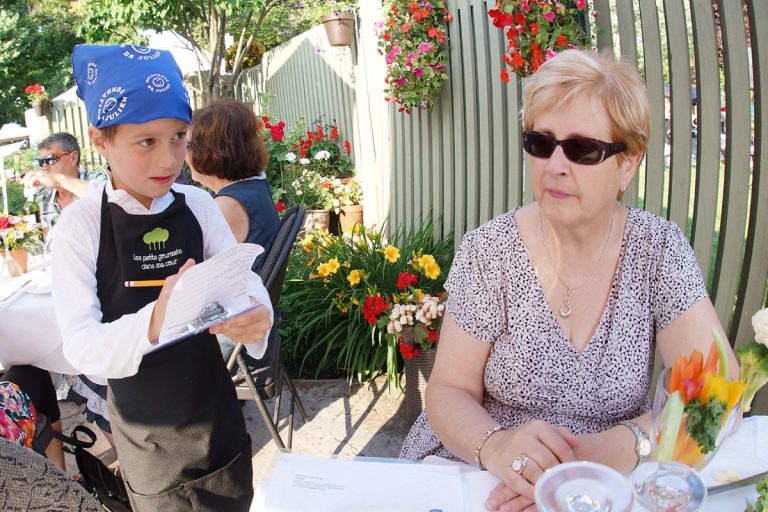 Olivier Marceau a pris son rôle de serveur avec sérieux, lors de l'activité Les petits gourmets dans ma cour.