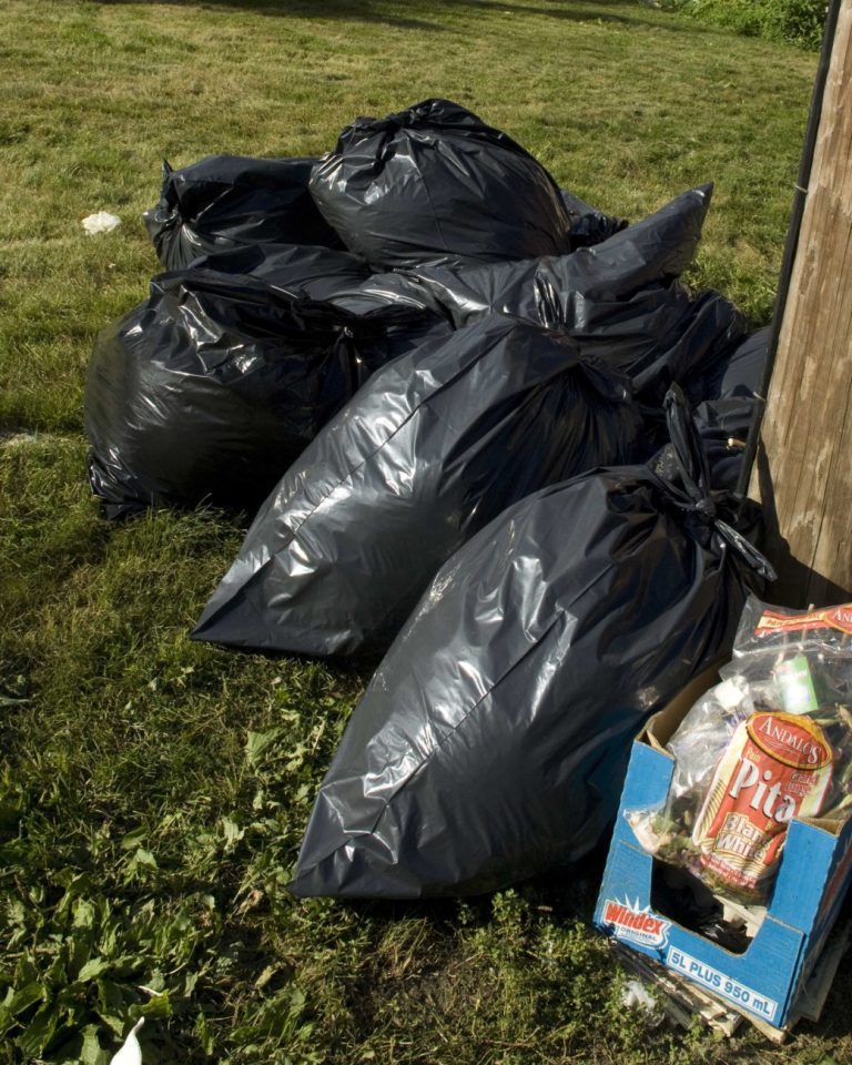 37,5 M$ pour enfouir des ordures ménagères La collecte, le transport et l'enfouissement des ordures ménagères coûtent annuellement aux Lavallois 21,1 M$.