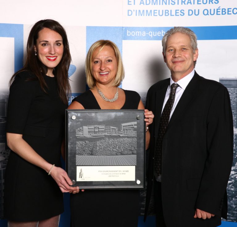 Un prix environnemental pour Centropolis Directrice générale du Centropolis, Hélène Veilleux est entourée de Dominique Rochefort et Jean Bédard, respectivement gestionnaire de propriété et gérant exploitation chez Cominar.