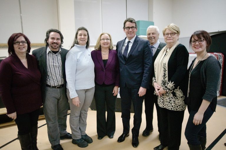 Le chef du Parti québécois, Pierre Karl Péladeau, a posé en compagnie de membres du conseil exécutif lavallois.