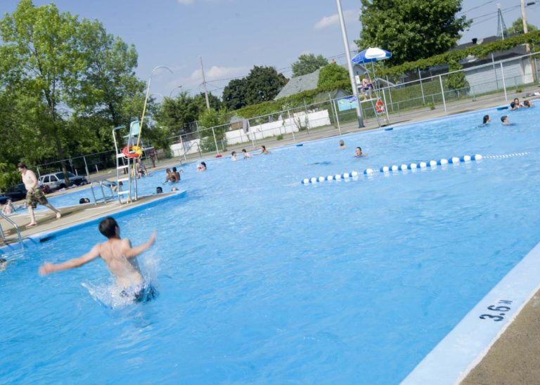 Masturbateur arrêté devant une piscine publique L'individu se livrait à son acte indécent à la vue d'une centaine de baigneurs. (Photo TC Media - Archives)