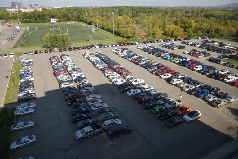 Plus de 40 % des 1400 espaces de stationnement requis pour la Place Bell se trouveront sur les terrains de l'hôtel de ville et du 1333, boulevard Chomedey, angle du Souvenir, à une distance de 2,5 kilomètres du futur amphithéâtre.