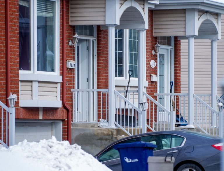 Surprise de taille pour un propriétaire de Fabreville La saisie de 300 plants de cannabis et d'équipement de production avoisinerait 300 000 $. (Photo TC Media - Vincent Graton)