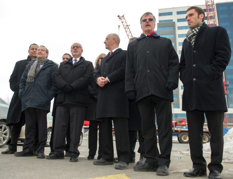 Les libéraux s’attaquent à la hausse des frais de garde et à la taxe santé Les économistes et candidats vedettes du PLQ, Martin Coiteux, Carlos Leitao et Jacques Daoust, sont venus faire campagne à Laval, le 19 mars, aux côtés de Saul Polo (Laval-des-Rapides), Guy Ouellette (Chomedey), Gilles Ouimet (Fabre), Francine Charbonneau (Mille-Îles), Jean Rousselle (Vimont), Guy Ouellette (Chomedey) et Jean Habel (Sainte-Rose).