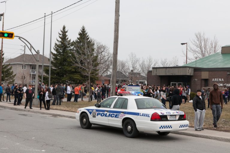 Appel à la bombe au Centre L’Impulsion Les étudiants ont été dirigés vers l'aréna Yvon-Chartrand, adjacent à l'école Georges-Vanier. En tout, une vingtaine de policiers ont été demandés sur les lieux, qui ont été fouillés de fond en comble.