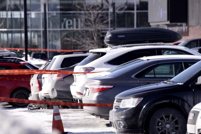 Un périmètre a été érigé autour de la voiture de la victime (à la gauche du véhicule blanc).