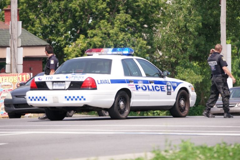 Vol de dépanneur et chasse à l’homme dans Sainte-Rose  Un maître-chien est venu en appui aux policiers pour retrouver le deuxième suspect. (Photo TC Media - Mario Beauregard)