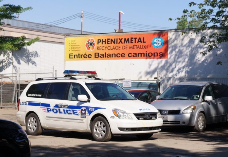Saisies de plus de 2 M $ et 10 arrestations contre un réseau de vols de véhicules Sur le territoire de Laval, les policiers ont notamment perquisitionné dans un commerce de la rue Lippmann, dans Chomedey. (Photo TC Media - Mario Beauregard)